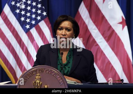 16. November 2021, Washington, Distric of Columbia, USA: Der Bürgermeister von DC, MURIEL BOWSER, hält heute am 16. November 2021 im John A. Wilson Building in Washington DC, USA, eine Pressekonferenz über die Pandemie Covid19. (Bild: © Lenin Nolly/ZUMA Press Wire) Stockfoto