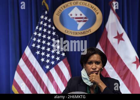 16. November 2021, Washington, Distric of Columbia, USA: Der Bürgermeister von DC, MURIEL BOWSER, hält heute am 16. November 2021 im John A. Wilson Building in Washington DC, USA, eine Pressekonferenz über die Pandemie Covid19. (Bild: © Lenin Nolly/ZUMA Press Wire) Stockfoto