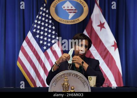 16. November 2021, Washington, Distric of Columbia, USA: Der Bürgermeister von DC, MURIEL BOWSER, hält heute am 16. November 2021 im John A. Wilson Building in Washington DC, USA, eine Pressekonferenz über die Pandemie Covid19. (Bild: © Lenin Nolly/ZUMA Press Wire) Stockfoto