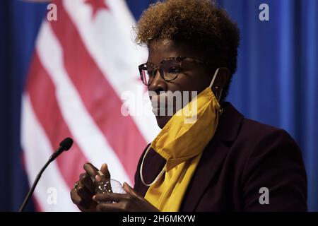 16. November 2021, Washington, District of Columbia, USA: LAQUANDRA NESBITT, Gesundheitsministerium von DC, hält heute am 16. November 2021 im John A. Wilson Building in Washington DC, USA, eine Pressekonferenz zum aktuellen Stand der Pandemie Covid19 ab. (Bild: © Lenin Nolly/ZUMA Press Wire) Stockfoto