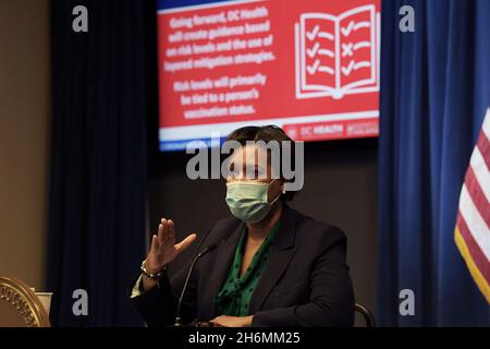 16. November 2021, Washington, Distric of Columbia, USA: Der Bürgermeister von DC, MURIEL BOWSER, hält heute am 16. November 2021 im John A. Wilson Building in Washington DC, USA, eine Pressekonferenz über die Pandemie Covid19. (Bild: © Lenin Nolly/ZUMA Press Wire) Stockfoto