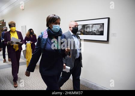 16. November 2021, Washington, District of Columbia, USA: Der Bürgermeister von DC, MURIEL BOWSER, kommt heute am 16. November 2021 zu einer Pressekonferenz über die Pandemie Covid19, Situational Update, im John A. Wilson Building in Washington DC, USA. (Bild: © Lenin Nolly/ZUMA Press Wire) Stockfoto