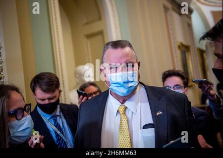 Washington, Vereinigte Staaten. November 2021. Der US-Senator Jon Tester (Demokrat von Montana) spricht mit Reportern, als er am Dienstag, den 16. November 2021, bei einer Abstimmung im US-Kapitol in Washington, DC, in die Senatskammer eintrifft. Kredit: Rod Lampey/CNP/dpa/Alamy Live Nachrichten Stockfoto