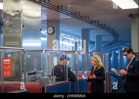 Die Senatorin der Vereinigten Staaten, Marsha Blackburn (Republikaner von Tennessee), spricht mit einem Subway-Bahnbetreiber des Senats, als sie am Dienstag, den 16. November 2021, bei einer Abstimmung in Washington, DC, das US-Kapitol erreicht. Kredit: Rod Lampey/CNP Stockfoto