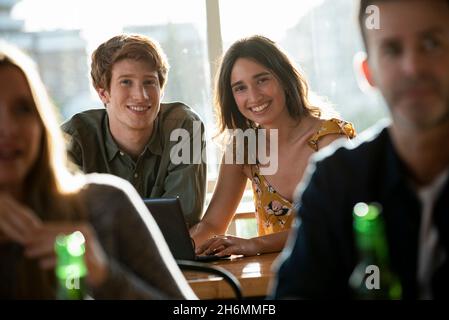 Porträt eines jungen Mannes und einer jungen Frau im Büro Stockfoto