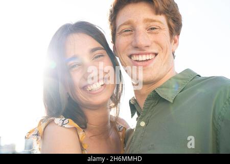 Lächelnde paar umarmen einander Stockfoto