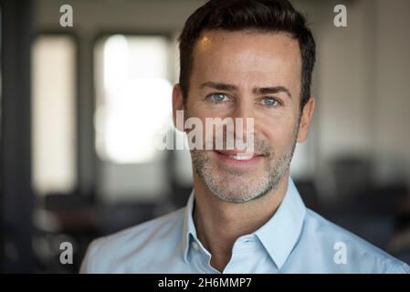 Nahaufnahme eines lächelnden Geschäftsmannes im Büro Stockfoto