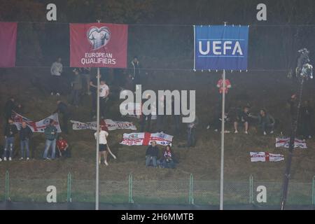 Serravalle, Italien, 15. November 2021. England-Fans, die während des FIFA World Cup 2022 - European Qualifying-Spiels im San Marino Stadium, Serravalle, von einem Hügel aus auf das Stadion blicken. Bildnachweis sollte lauten: Jonathan Moscrop / Sportimage Stockfoto