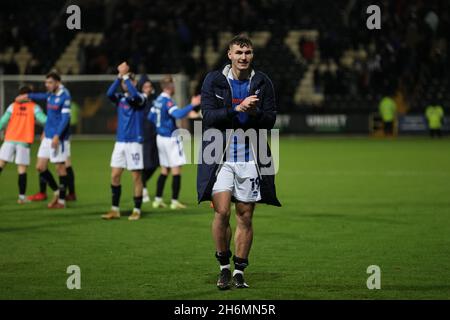 NOTTINGHAM, GROSSBRITANNIEN. NOVEMBER. Josh Andrews von Rochdale applaudiert den Fans beim Finalpfiff während des 1. Runde Replay Spiels zwischen Notts County und Rochdale im Meadow Lane Stadium, Nottingham am Dienstag, dem 16. November 2021. (Kredit: James Holyoak) Stockfoto