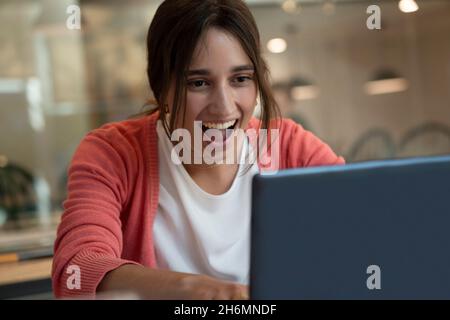 Überraschte junge Geschäftsfrau mit offenem Mund im Büro Stockfoto