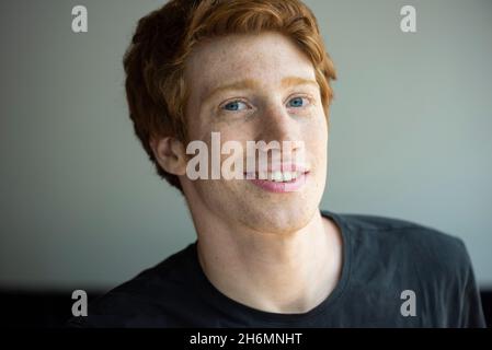 Porträt von lächelnden jungen Mann Stockfoto