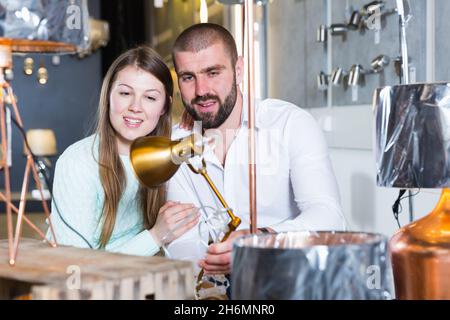 Positive Familie kauft neue Lampe im modernen Geschäft Stockfoto