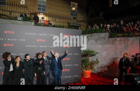 Neapel, Italien. November 2021. Paolo Sorrentino (2-R) posiert mit Besetzung und Crew auf dem roten Teppich, als er zur Weltpremiere seines Films 'E stato la mano di Dio' (die Hand Gottes) im Metropolitan-Kino in Neapel, Italien, eintrifft. Das Drama wurde bei den Academy Awards 2022 als Italiens Oscar-Eintrag in der Kategorie „Bester Internationaler Spielfilm“ ausgewählt. Kredit: Unabhängige Fotoagentur/Alamy Live Nachrichten Stockfoto