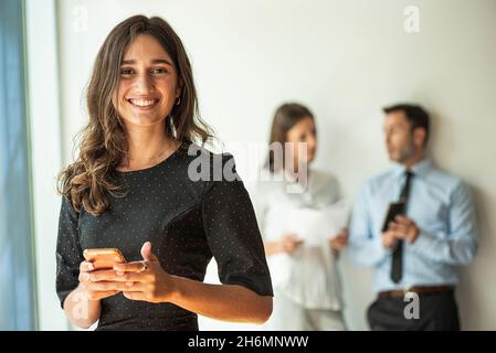Porträt von lächelnden Geschäftsfrau im Büro Stockfoto