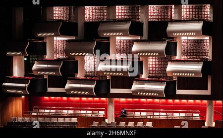 Vor einer Show am 14. November 2021 sitzt ein Mann allein unter Boxen in der Royal Festival Hall, South Bank, London, Großbritannien Stockfoto