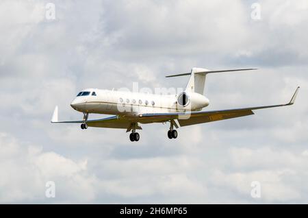 Gulfstream Aerospace C-37A Gulfstream V (G-V) Executive Jet-Flugzeug 70401 der US Air Force landet bei RAF Fairford, Großbritannien. USAF 99th AB dem 89th AW Stockfoto