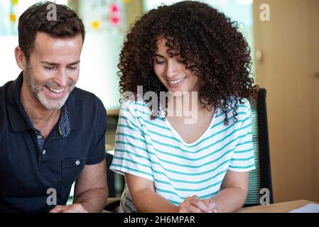 Reifer Mann und junge Frau, die im Büro arbeiten Stockfoto