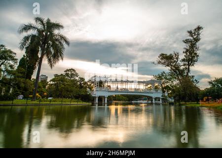 Malerische Aussicht auf die griechische Brücke über den See bei Bosques de Palermo Stockfoto