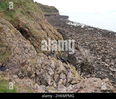 November 2021 - Rocky Beach mit Blick weg von der Stadt, Clevedon, North Somerset, England, Großbritannien. Stockfoto