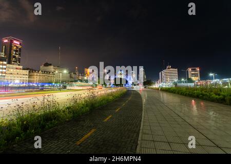 Blick auf den Verkehr auf der Straße mit Bürogebäuden in der Stadt Stockfoto