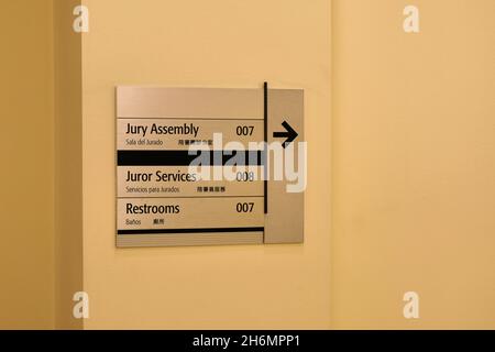 Mehrsprachiges Schild in einem Gerichtsgebäude in San Francisco, Kalifornien, das Besucher zum Saal der Jury Assembly, zum Büro des Juror Services und zu den Toiletten führt. Stockfoto