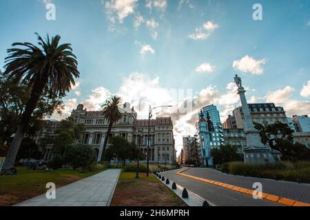 Blick auf das Mirador Massue oder das Tribunales Plaza-Gebäude, die General Juan Lavalle-Säule und die Bundesgerichtshöfe am Plaza Lavalle Stockfoto