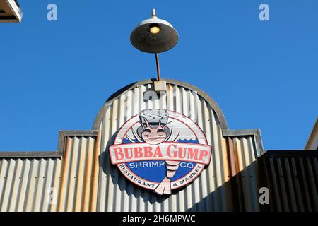 Schild über dem Bubba Gump Shrimp Co Restaurant am Pier 39, San Francisco, Kalifornien; Seafood-Restaurant nach Forrest Gump-Filmfiguren. Stockfoto