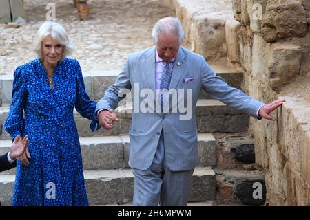Amman, Jordanien. November 2021. Der britische Prinz Charles (R) und seine Frau Camilla, die Herzogin von Cornwall, besuchen am 16. November 2021 eine archäologische Stätte in Amman, Jordanien. Quelle: Mohammad Abu Ghosh/Xinhua/Alamy Live News