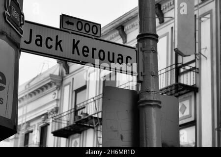 Straßenschild an der Jack Kerouac Alley, ehemals Adler Alley oder Adler Place, in San Francisco, Kaliforniens North Beach-Viertel; monochrom. Stockfoto