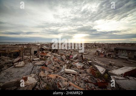 Blick auf verlassene Dorf gegen bewölkten Himmel, Villa Epecuen Stockfoto