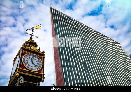 Little Ben Uhr neben dem Nova Building, Victoria, London, Großbritannien. Little Ben stammt aus dem Jahr 1892, und das Nova Building wurde zum hässlichsten Gebäude Londons gewählt. Stockfoto