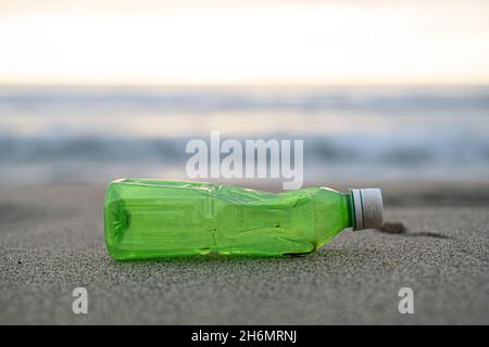 Gebrauchte Plastikflaschen Abfälle auf Meeresküste Ökosystem, Umweltverschmutzung Kontamination verworfen Stockfoto