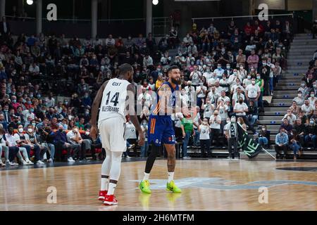 Lyon, Frankreich. November 2021. Lyon, Frankreich, 16. November 2021 Vincent Poirier (17 Real Madrid) mit dem Ball während der regulären Saison der Turkish Airlines EuroLeague Runde 10 zwischen LDLC ASVEL Lyon-Villeurbanne und Real Madrid in der Astroballe Arena in Villeurbanne, Frankreich. Lyubomir Domozetski/SPP Credit: SPP Sport Press Photo. /Alamy Live News Stockfoto