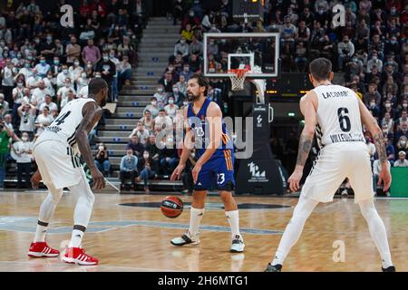 Lyon, Frankreich. November 2021. Lyon, Frankreich, 16. November 2021 Sergio Llull (23 Real Madrid) dribbelt während der EuroLeague-Saison-Runde 10 zwischen LDLC ASVEL Lyon-Villeurbanne und Real Madrid in der Astroballe Arena in Villeurbanne, Frankreich. Lyubomir Domozetski/SPP Credit: SPP Sport Press Photo. /Alamy Live News Stockfoto