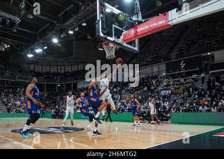 Lyon, Frankreich. November 2021. Lyon, Frankreich, 16. November 2021 Marcos Knight (9 LDLC ASVEL) greift den Korb während des regulären Saisonspiels der Turkish Airlines EuroLeague in der Astroballe Arena in Villeurbanne, Frankreich, in der Runde 10 zwischen LDLC ASVEL Lyon-Villeurbanne und Real Madrid an. Lyubomir Domozetski/SPP Credit: SPP Sport Press Photo. /Alamy Live News Stockfoto