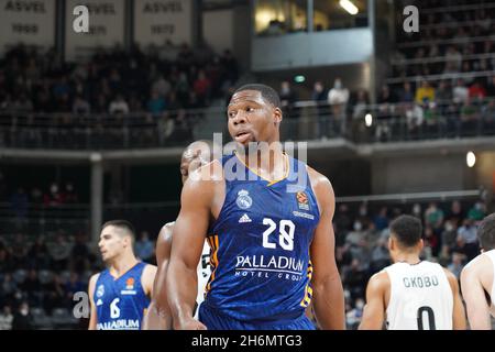 Lyon, Frankreich. November 2021. Lyon, Frankreich, 16. November 2021 Guerschon Yabusele (28 Real Madrid) während der EuroLeague-Saison-Runde 10 zwischen LDLC ASVEL Lyon-Villeurbanne und Real Madrid in der Astroballe Arena in Villeurbanne, Frankreich. Lyubomir Domozetski/SPP Credit: SPP Sport Press Photo. /Alamy Live News Stockfoto