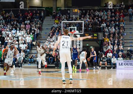 Lyon, Frankreich. November 2021. Lyon, Frankreich, 16. November 2021 Dylan Osetkowski (21 LDLC ASVEL) gibt Anweisungen während des EuroLeague-Spiels der Turkish Airlines in der Astroballe Arena in Villeurbanne, Frankreich, in der Runde 10 zwischen LDLC ASVEL Lyon-Villeurbanne und Real Madrid. Lyubomir Domozetski/SPP Credit: SPP Sport Press Photo. /Alamy Live News Stockfoto
