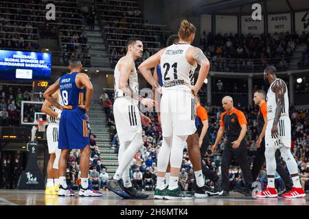 Lyon, Frankreich. November 2021. Lyon, Frankreich, 16. November 2021 Asvel-Spieler diskutieren während der EuroLeague-Saison-Runde 10 zwischen LDLC ASVEL Lyon-Villeurbanne und Real Madrid in der Astroballe Arena in Villeurbanne, Frankreich. Lyubomir Domozetski/SPP Credit: SPP Sport Press Photo. /Alamy Live News Stockfoto