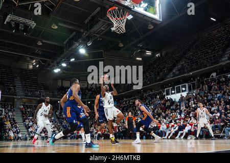 Lyon, Frankreich. November 2021. Lyon, Frankreich, 16. November 2021 Chris Jones (3 LDLC ASVEL) greift die Farbe während der EuroLeague-Saison-Runde 10 zwischen LDLC ASVEL Lyon-Villeurbanne und Real Madrid in der Astroballe Arena in Villeurbanne, Frankreich, an. Lyubomir Domozetski/SPP Credit: SPP Sport Press Photo. /Alamy Live News Stockfoto