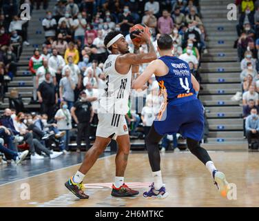 Lyon, Frankreich. November 2021. Lyon, Frankreich, 16. November 2021 Chris Jones (3 LDLC ASVEL) mit dem Ball während der regulären Saison der Turkish Airlines EuroLeague Runde 10 zwischen LDLC ASVEL Lyon-Villeurbanne und Real Madrid in der Astroballe Arena in Villeurbanne, Frankreich. Lyubomir Domozetski/SPP Credit: SPP Sport Press Photo. /Alamy Live News Stockfoto