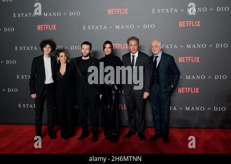 Im Metropolitan Cinema von Neapel wird Paolo Sorrentinos Film „IT was the Hand of God“ Premiere haben, der beim Filmfestival in Venedig den Großen Preis der Jury mit dem Silbernen Löwen gewann und von Italien für den Oscar für den besten internationalen Film nominiert wurde. Im Bild von links nach rechts Filippo Scotti, Teresa Saponangelo, Marlon Joubert, Luisa Ranieri, Paolo Sorrentino und Toni Servillo Stockfoto