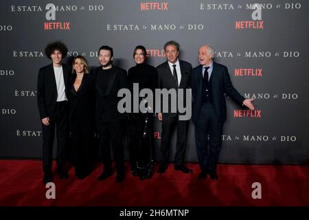 Im Metropolitan Cinema von Neapel wird Paolo Sorrentinos Film „IT was the Hand of God“ Premiere haben, der beim Filmfestival in Venedig den Großen Preis der Jury mit dem Silbernen Löwen gewann und von Italien für den Oscar für den besten internationalen Film nominiert wurde. Im Bild von links nach rechts Filippo Scotti, Teresa Saponangelo, Marlon Joubert, Luisa Ranieri, Paolo Sorrentino und Toni Servillo Stockfoto