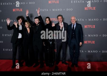 Im Metropolitan Cinema von Neapel wird Paolo Sorrentinos Film „IT was the Hand of God“ Premiere haben, der beim Filmfestival in Venedig den Großen Preis der Jury mit dem Silbernen Löwen gewann und von Italien für den Oscar für den besten internationalen Film nominiert wurde. Im Bild von links nach rechts Filippo Scotti, Teresa Saponangelo, Marlon Joubert, Luisa Ranieri, Paolo Sorrentino und Toni Servillo Stockfoto