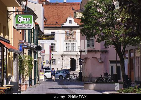 WIENER NEUSTADT, ÖSTERREICH - 27. Jul 2020: Blick auf den Neukloster-Platz mit Eingang zum Kloster Neukloster im Stadtzentrum von Wiener Neustadt, Niederösterreich Stockfoto