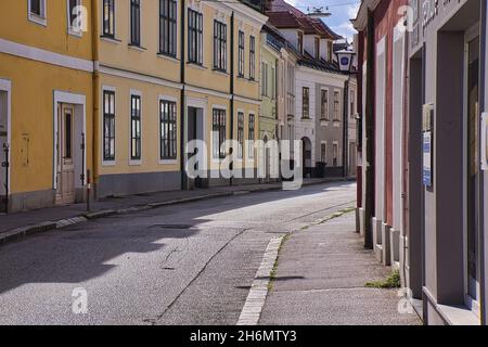 Malerische Straße im Stadtzentrum von Wiener Neustadt, Österreich Stockfoto