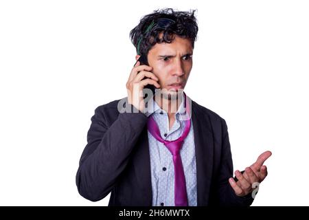 Ein Geschäftsmann, der überraschend am Telefon sprach. Sehr ungepfter junger latein, der am Telefon spricht und Angst vor schlechten Nachrichten hat, isoliert auf weißem Hintergrund. Stockfoto