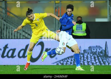 Stadio Benito Stirpe, Frosinone, Italien. November 2021. Freundschaftsspiel Fußball, Italien gegen Rumänien; Radu Dragusin aus Rumänien und Samuele Mulattieri aus Italien Kredit: Action Plus Sports/Alamy Live News Stockfoto