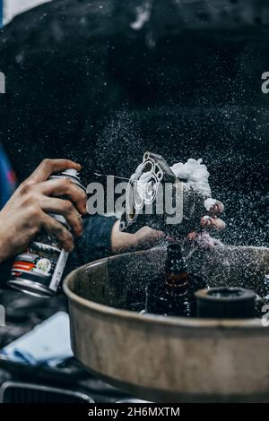 Auto-Service-Station, Öl-und Filterwechsel, Auto-Wartung Stockfoto