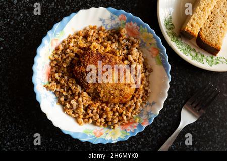 Gerade gekochte Portion gekochten Buchweizen mit Schnitzel Stockfoto