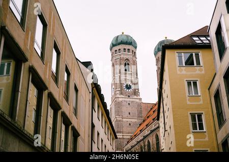 Blick auf die Türme der Frauenkirche in München von der Seite des Marienplatzes Stockfoto